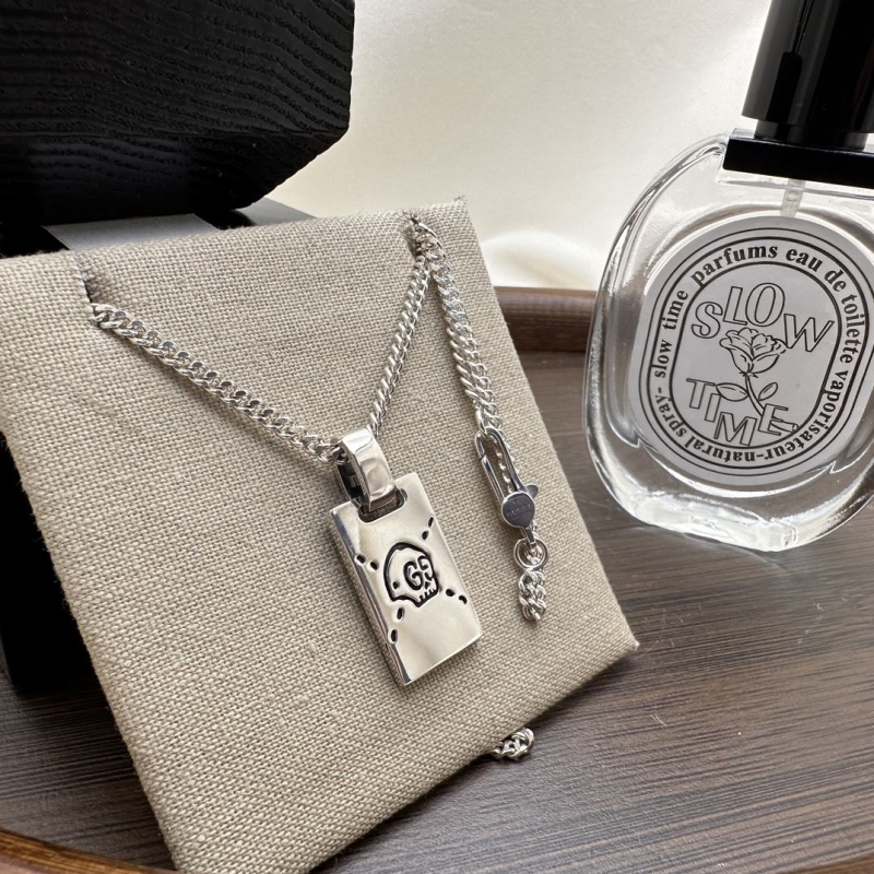 G*u*i necklaces